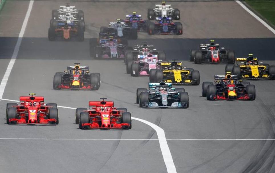 Via! Vettel al comando stringe a destra su Raikkonen. Epa